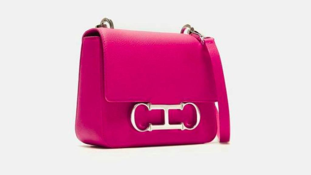 Este es bolso fucsia de Carolina Herrera que estrenó la reina en Cuba.