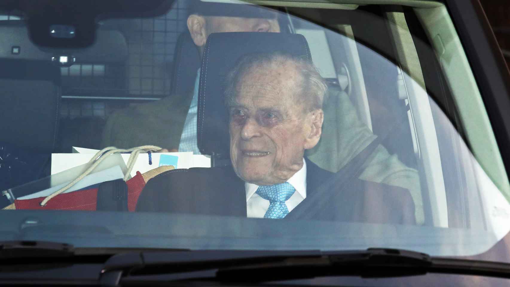 El duque de Edimburgo, abandonando el hospital tras cuatro días ingresado en 2019.