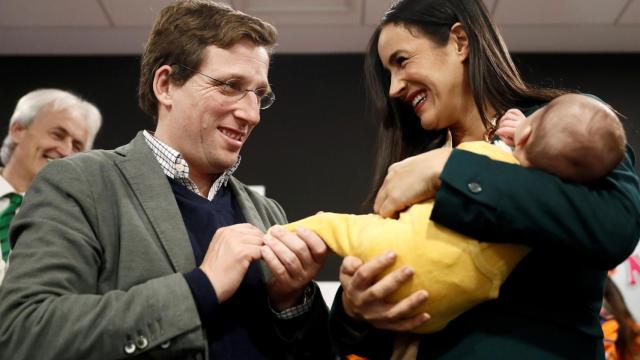 Almeida y Villacís entregan juguetes a menores en un centro de acogida de Samur Social.