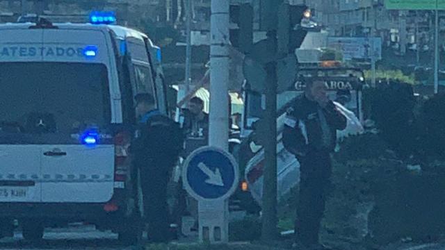 Cortado un carril de la avenida del Ejército de A Coruña por un accidente