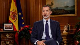 Felipe VI, durante su discurso de Nochebuena, con la imagen de los 41 condecorados con la Orden del Mérito Civil el 19 de junio.