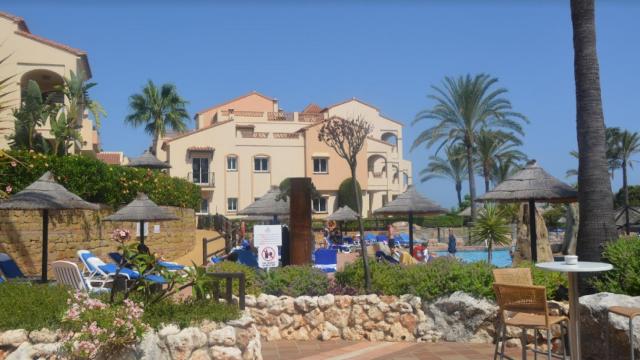 La piscina de la urbanización Club La Costa, en Mijas (Málaga).