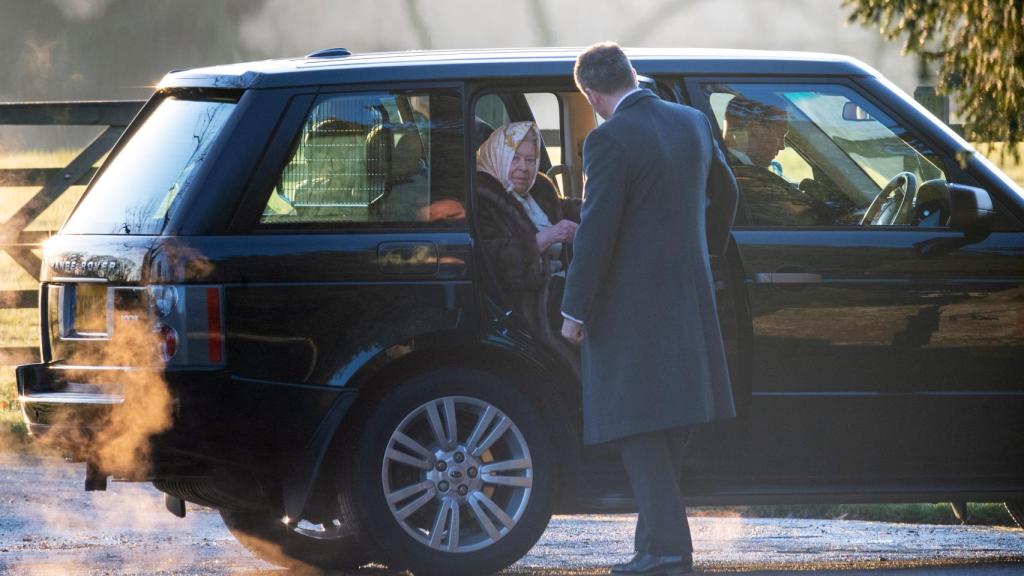 La reina Isabel II ha asistido sin el príncipe Felipe, que recientemente ha estado ingresado en el hospital.