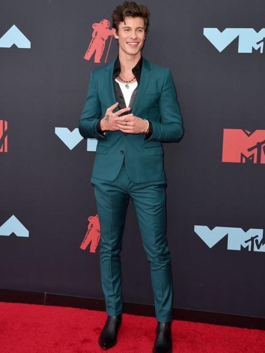 Shawn Mendes con traje verde agua.