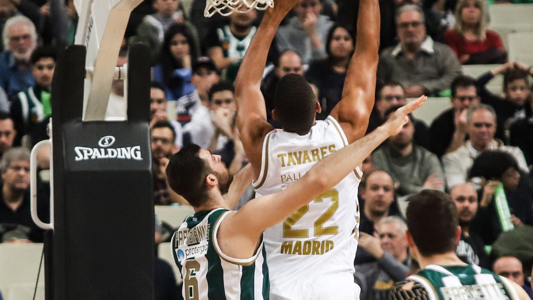 Tavares ante el Panathinaikos