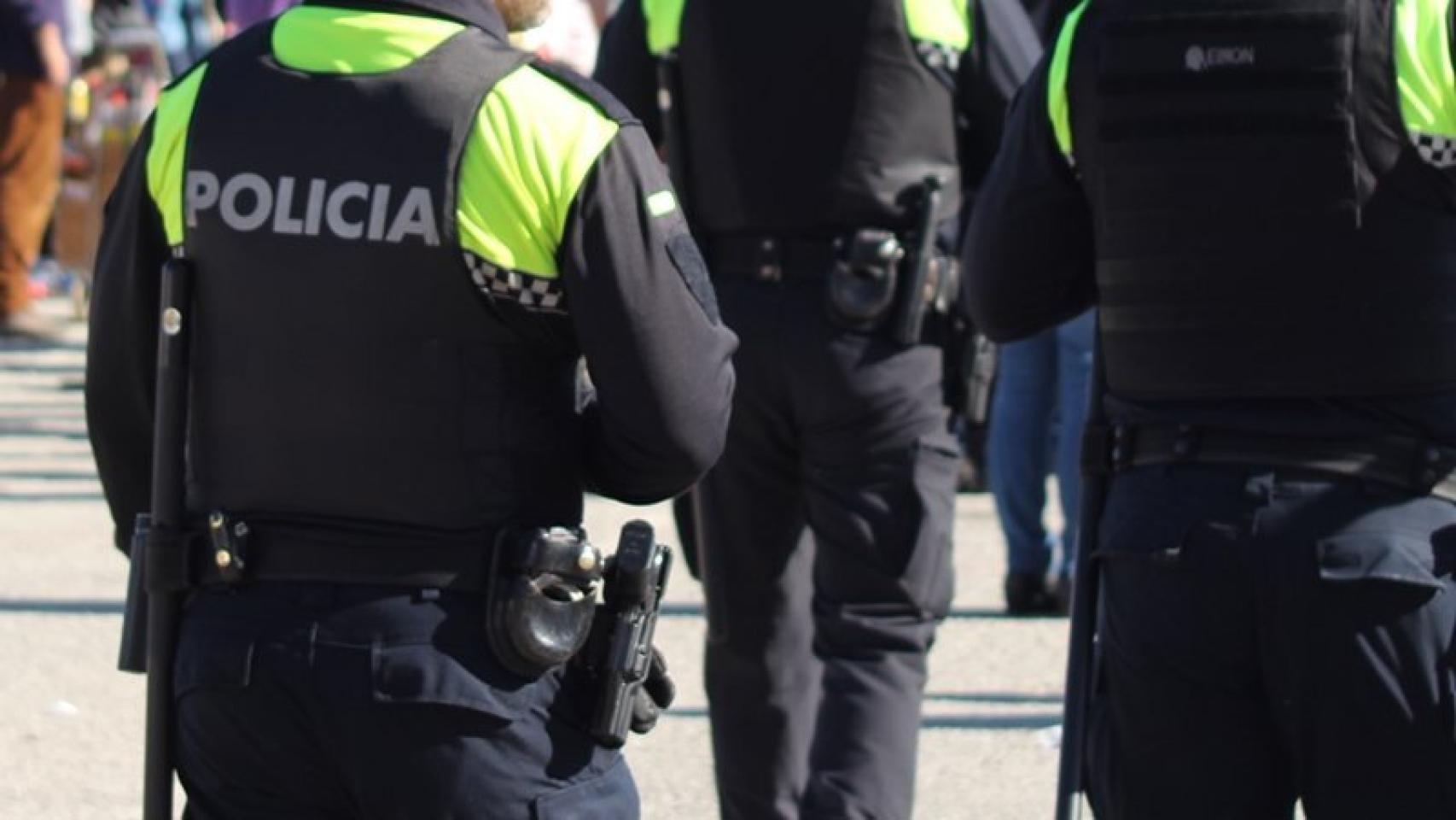 Los agentes detuvieron al hombre por atar con un cable a su mujer al sofá.