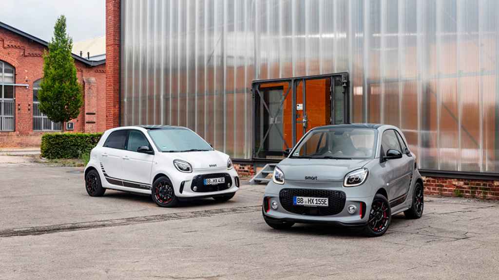 El Smart fortwo (derecha) y el fourfour (izquierda) son los eléctricos más pequeños a la venta.