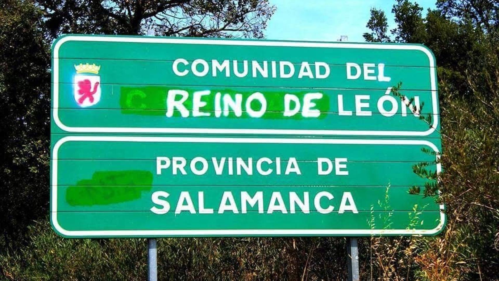 Un cartel en el que se ha cambiado la denominación de Castilla y León por la de Reino de León.