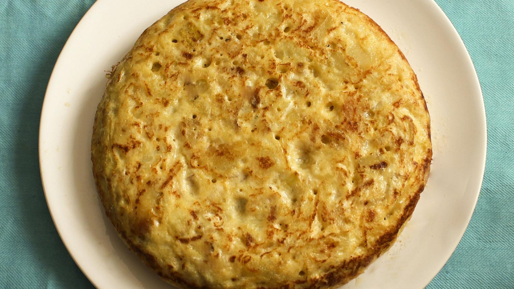 Una tortilla de patatas con una forma redonda perfecta.