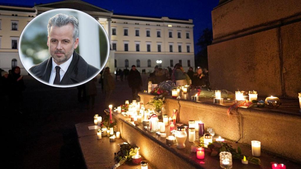 Ari Behn en montaje JALEOS junto a una suerte de altar repleto de velas y flores.