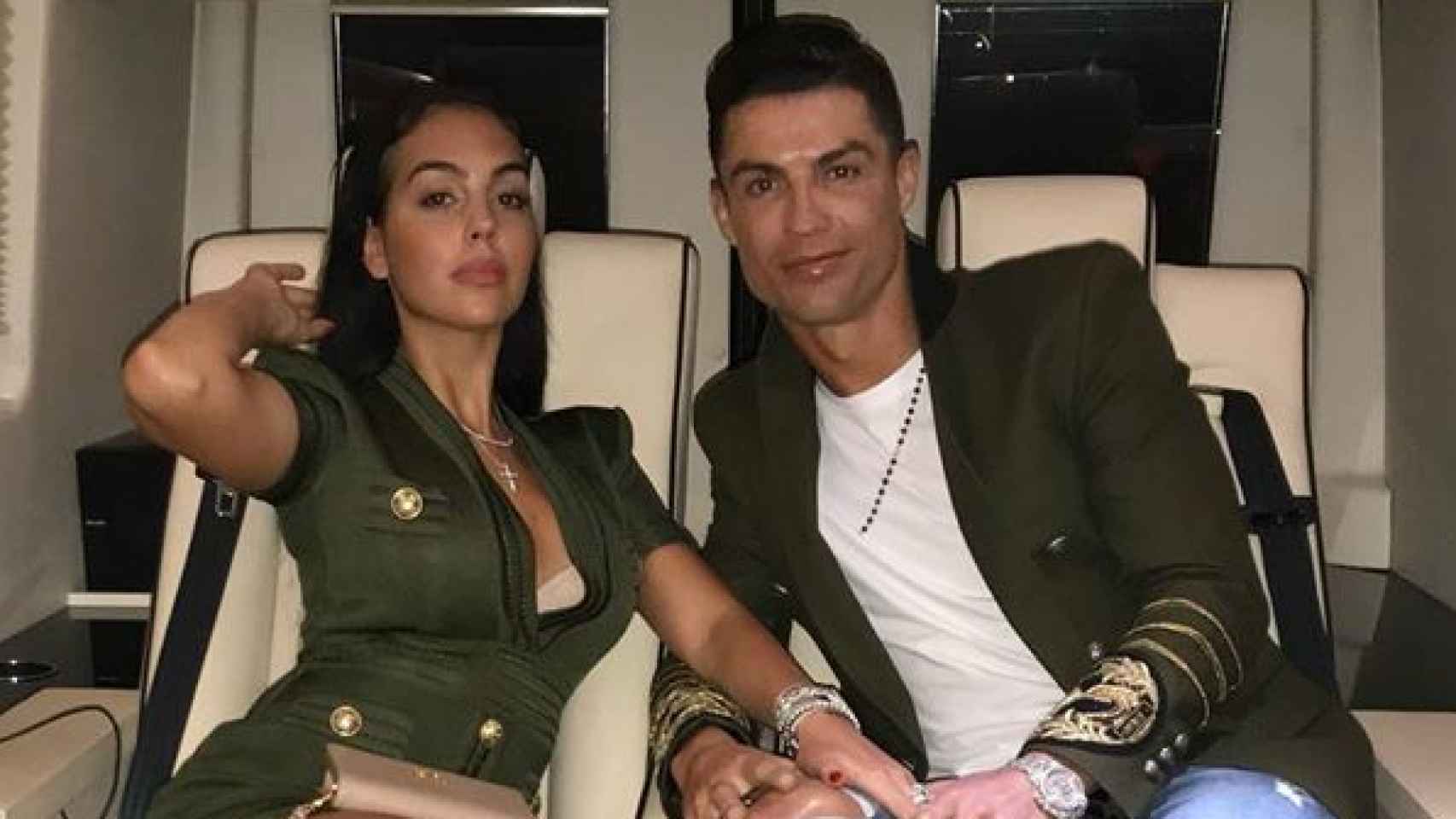 Cristiano Ronaldo y Georgina Rodríguez, en su jet privado.