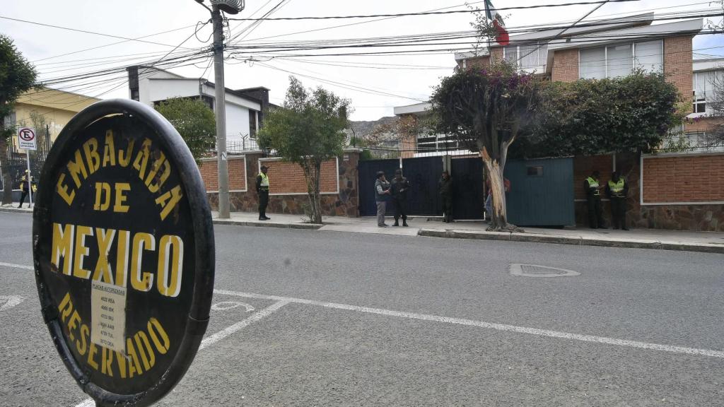 Vista de la Embajada mexicana en La Paz (Bolivia), rodeada de presencia policial.