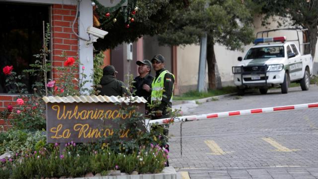 Agentes de la Seguridad de Bolivia, ante la residencia de la embajadora de México en La Paz, tras el incidente.