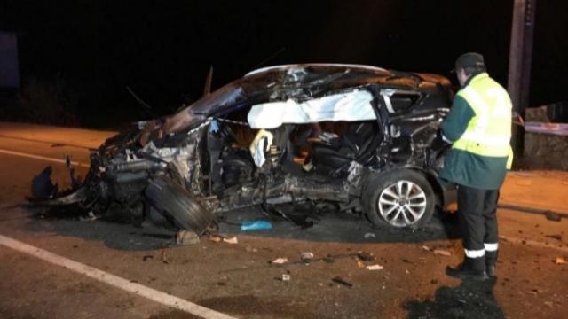 Estado en el que ha quedado el vehículo que ha chocado contra un muro en Gondomar