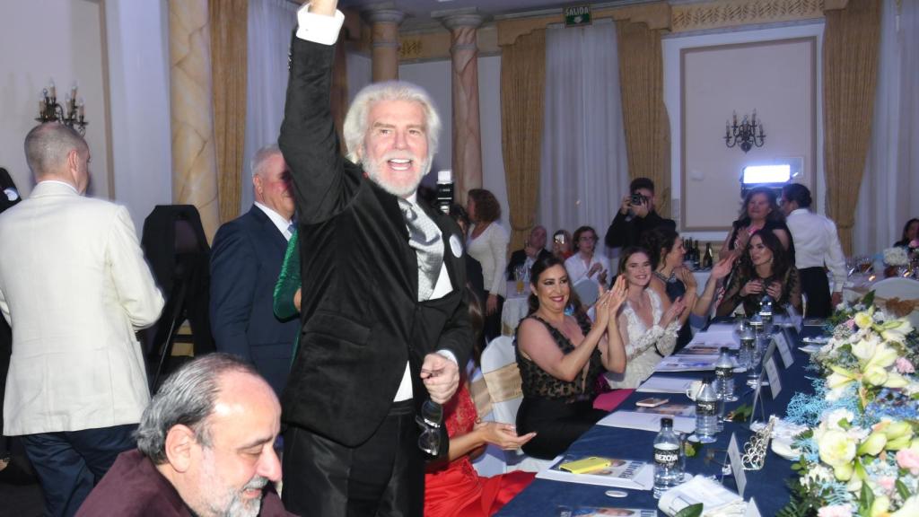 El pasado 30 de noviembre Edmundo recibió un premio en una gala en la que se mostró feliz.