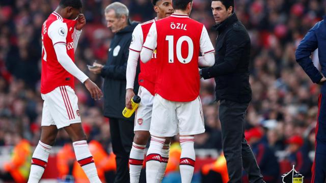 Arteta, junto a Özil, en un momento del partido