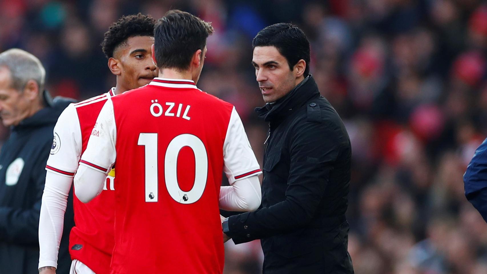 Arteta, junto a Özil, en un momento del partido