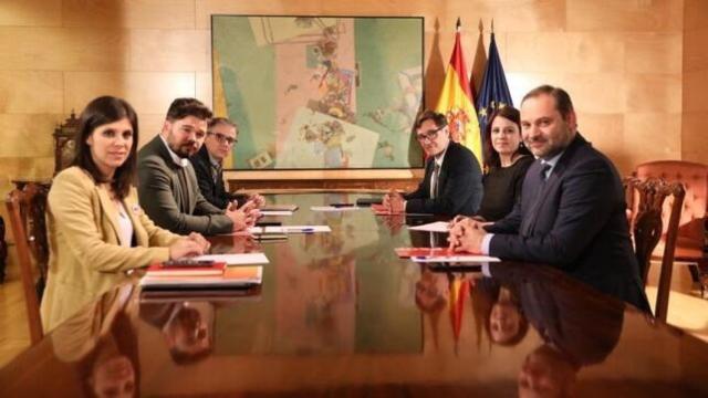 Reunión entre ERC y PSOE, con Rufián y Lastra en medio de sus respectivas delegaciones.