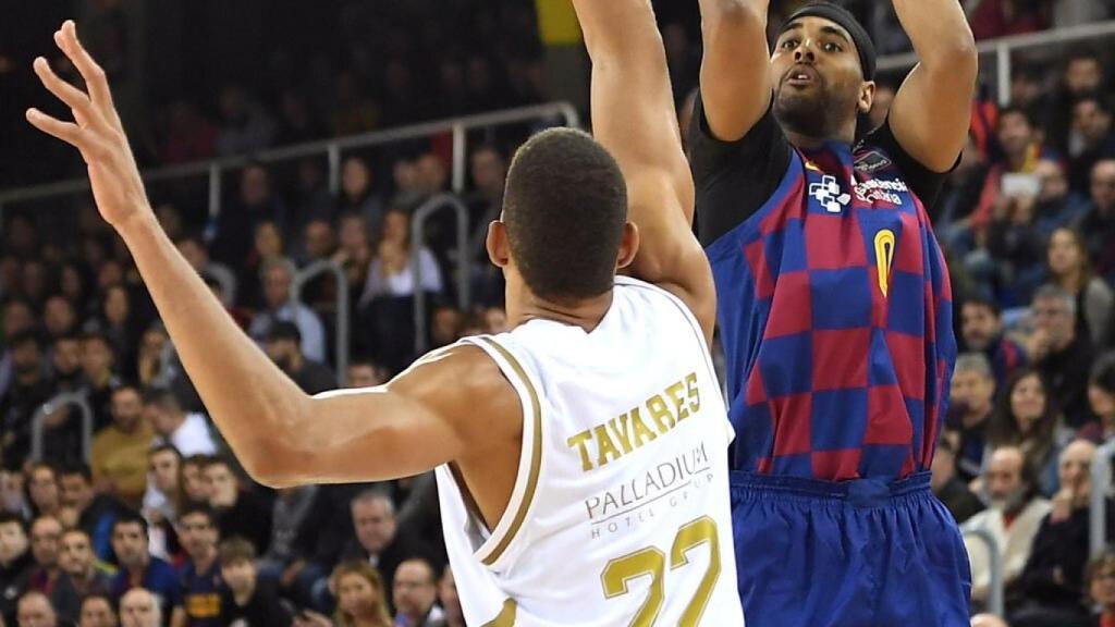 Davies y Tavares, durante el duelo entre el Barcelona y el Real Madrid