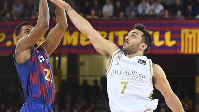 Campazzo y Higgins, durante el duelo entre el Barcelona y el Real Madrid