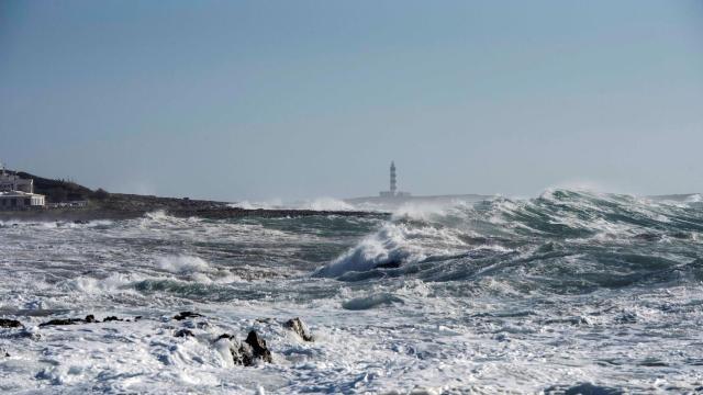 Oleaje en Punta Prima, Menorca. EFE/David Arquimbau.