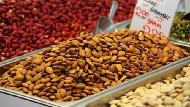 Almendras, cacahuetes y anacardos son ricos en magnesio.