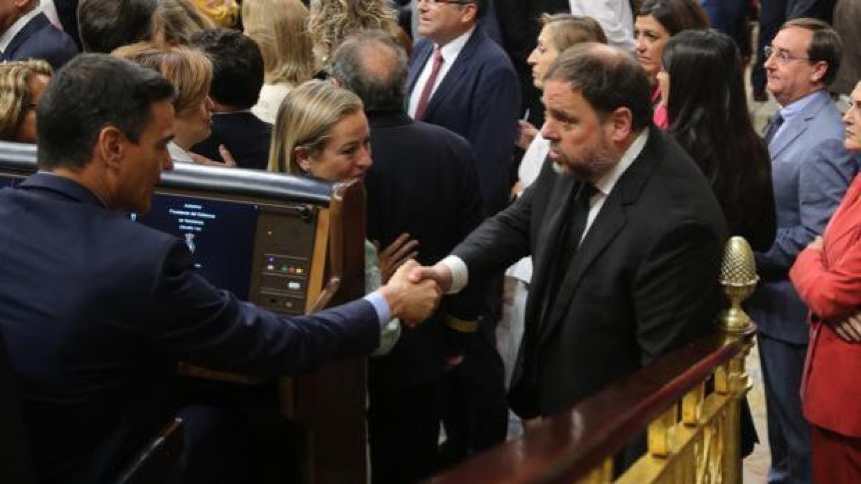 Junqueras saluda a Pedro Sánchez en el Congreso el pasado mayo./