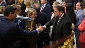 Junqueras saluda a Pedro Sánchez en el Congreso el pasado mayo./