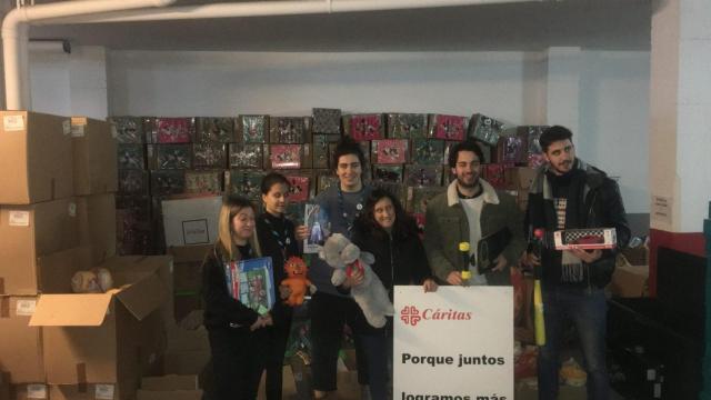 Jugadores del Liceo visitan las instalaciones de Caritas