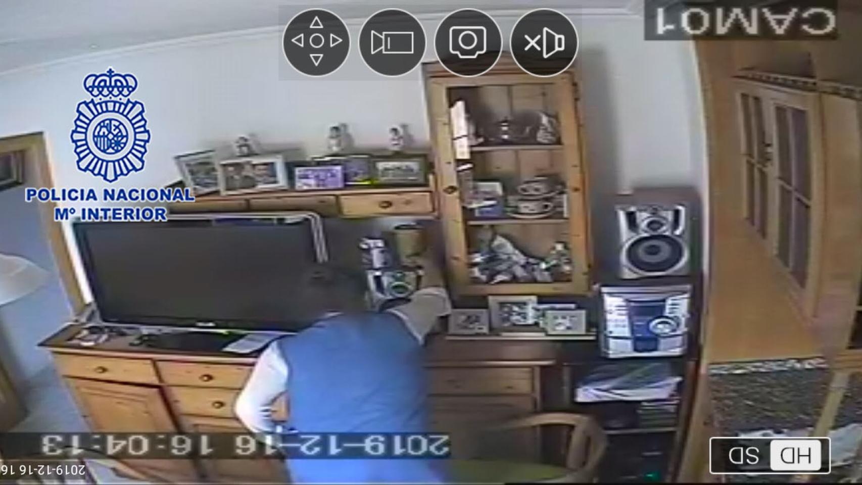 La cámara de vídeo vigilancia que instaló el octogenario en el salón de su casa grabó a su asistenta de hogar robándole dinero de su hucha.