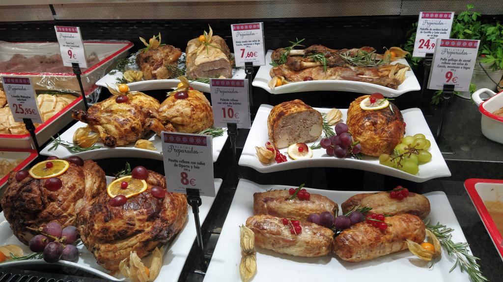 Varios platos, pensados para Nochebuena y Nochevieja, en el stan de 'Platos Preparados' de El Corte Inglés.