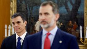 El presidente en funciones Pedro Sánchez junto a Felipe VI en una recepción en el palacio de la Zarzuela.