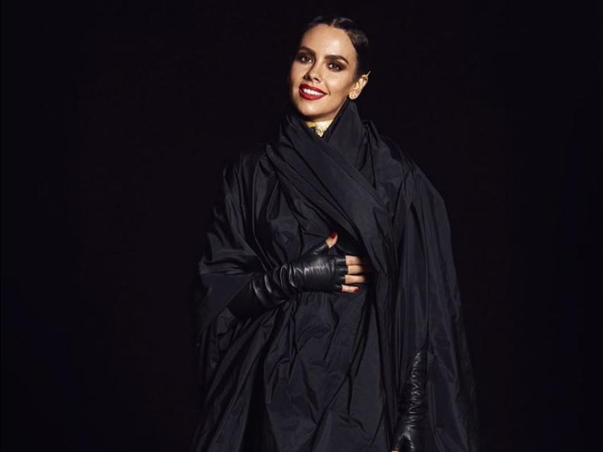 Pedroche escondió su llamativo 'look' con una túnica de inspiración oriental en negro.