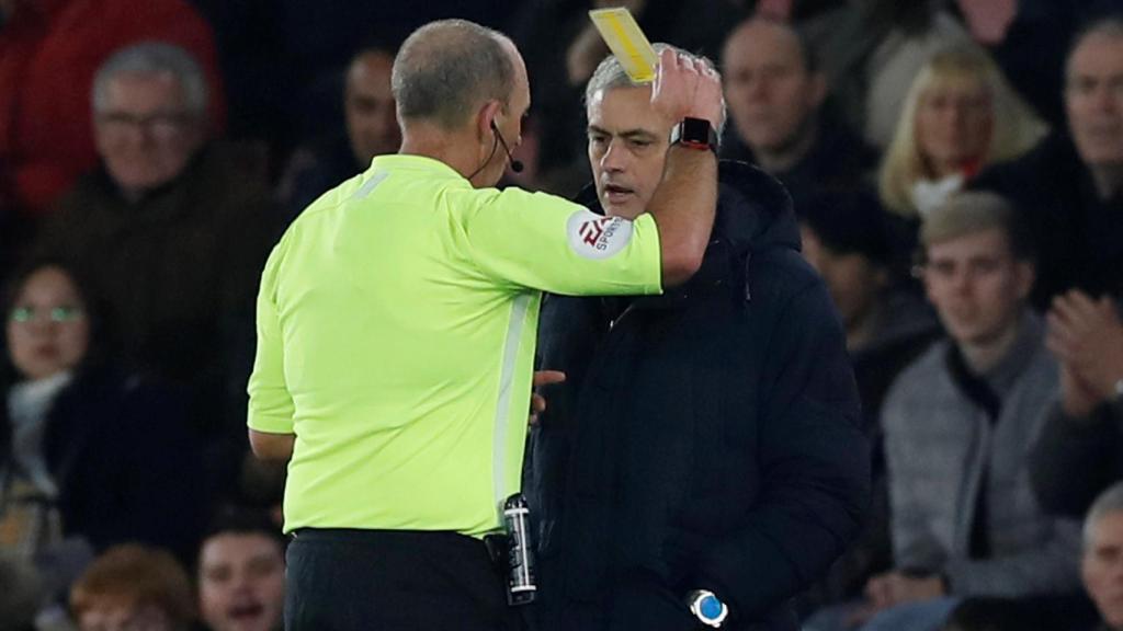 José Mourinho, amonestado con tarjeta amarilla en un partido del Tottenham