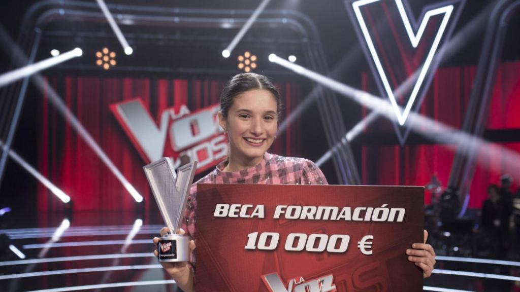 La joven con el premio del programa.