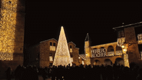 Puebla de Sanabria iluminada con las luces navideñas de Ferrero Rocher