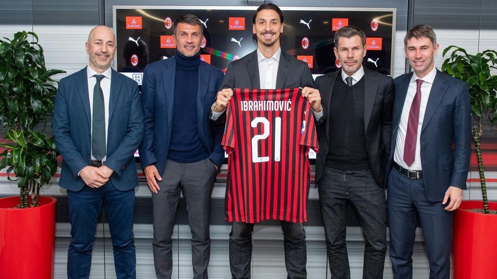 Ibrahimovic,junto a Maldini durante su presentación con el Milan