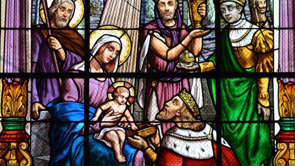 Vidriera que muestra la adoración de los Reyes Magos al Niño Jesús.