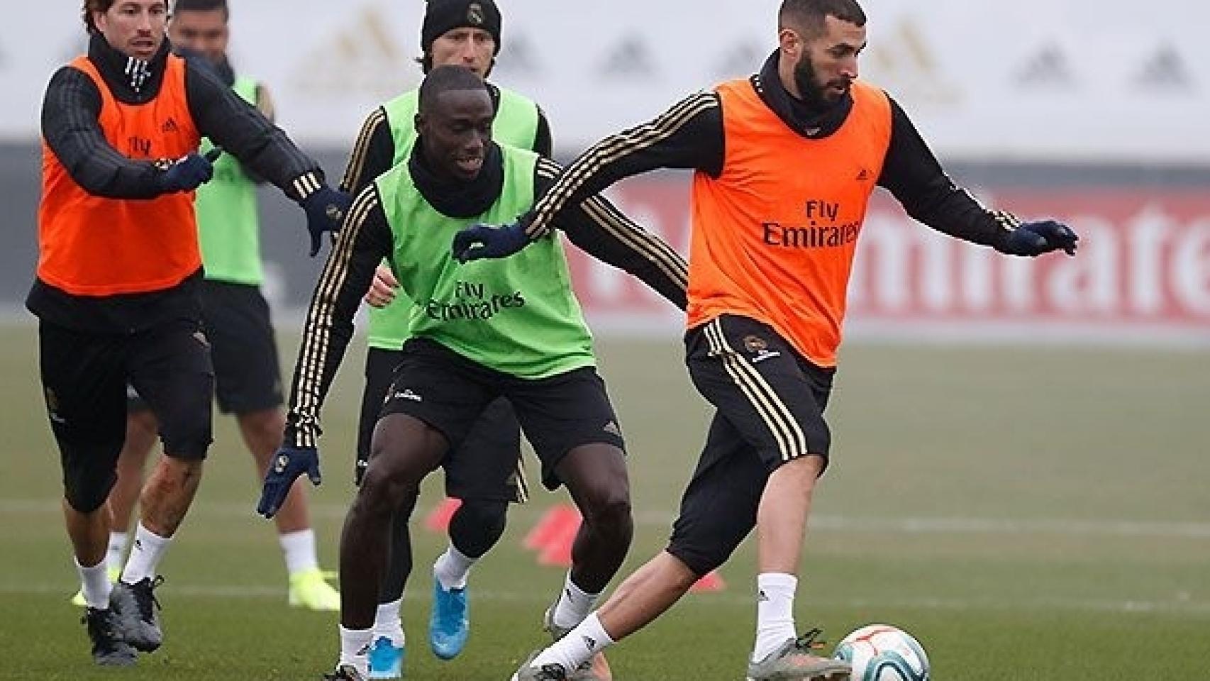 Sergio Ramos, junto a Karim Benzema, Ferland Mendy, Luka Modric y Casemiro en el entrenamiento