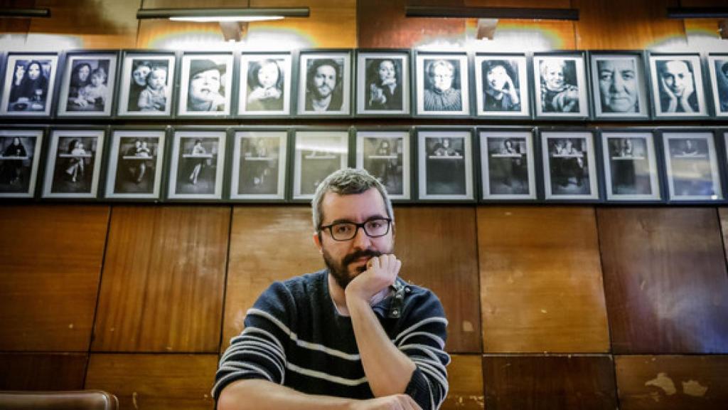 Javier Padilla en la cafetería donde escribió el libro.