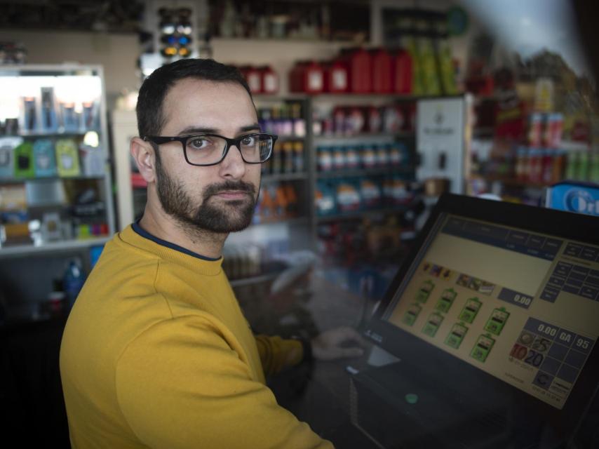 Jesús Cala, hijo del empresario Manuel Cala, trabaja en la gestión de los negocios de su padre. En la imagen, en la caja de una de las gasolineras de su familia.