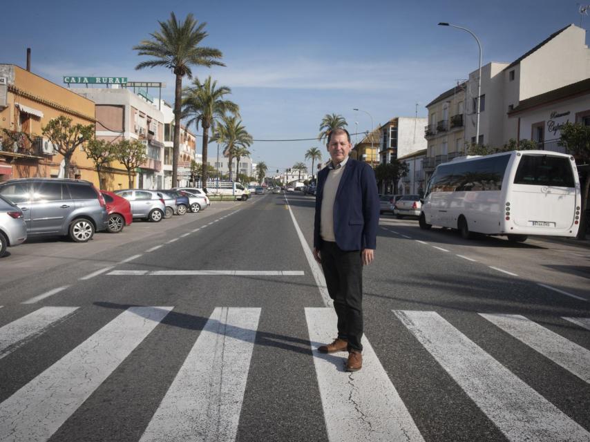 El alcalde de El Cuervo (Sevilla), Francisco Martínez, este pasado jueves en mitad de la N-IV.