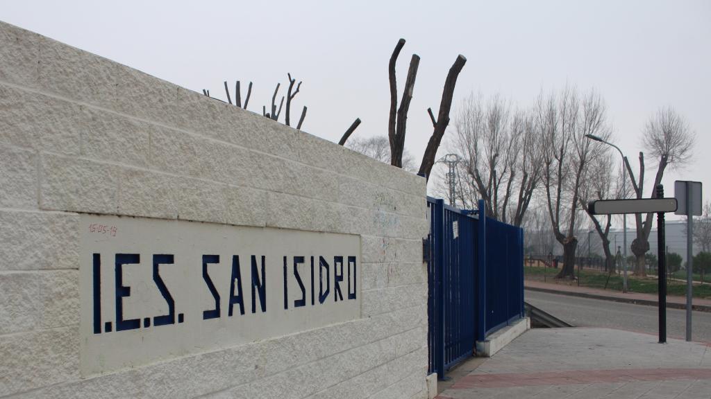 La puerta del instituto donde estudió Sergio, en Azuqueca de Henares, ahora cerrado por vacaciones.