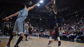 Jordan Mickey lanza durante el partido de Euroliga entre Real Madrid y ASVEL Villeurbanne