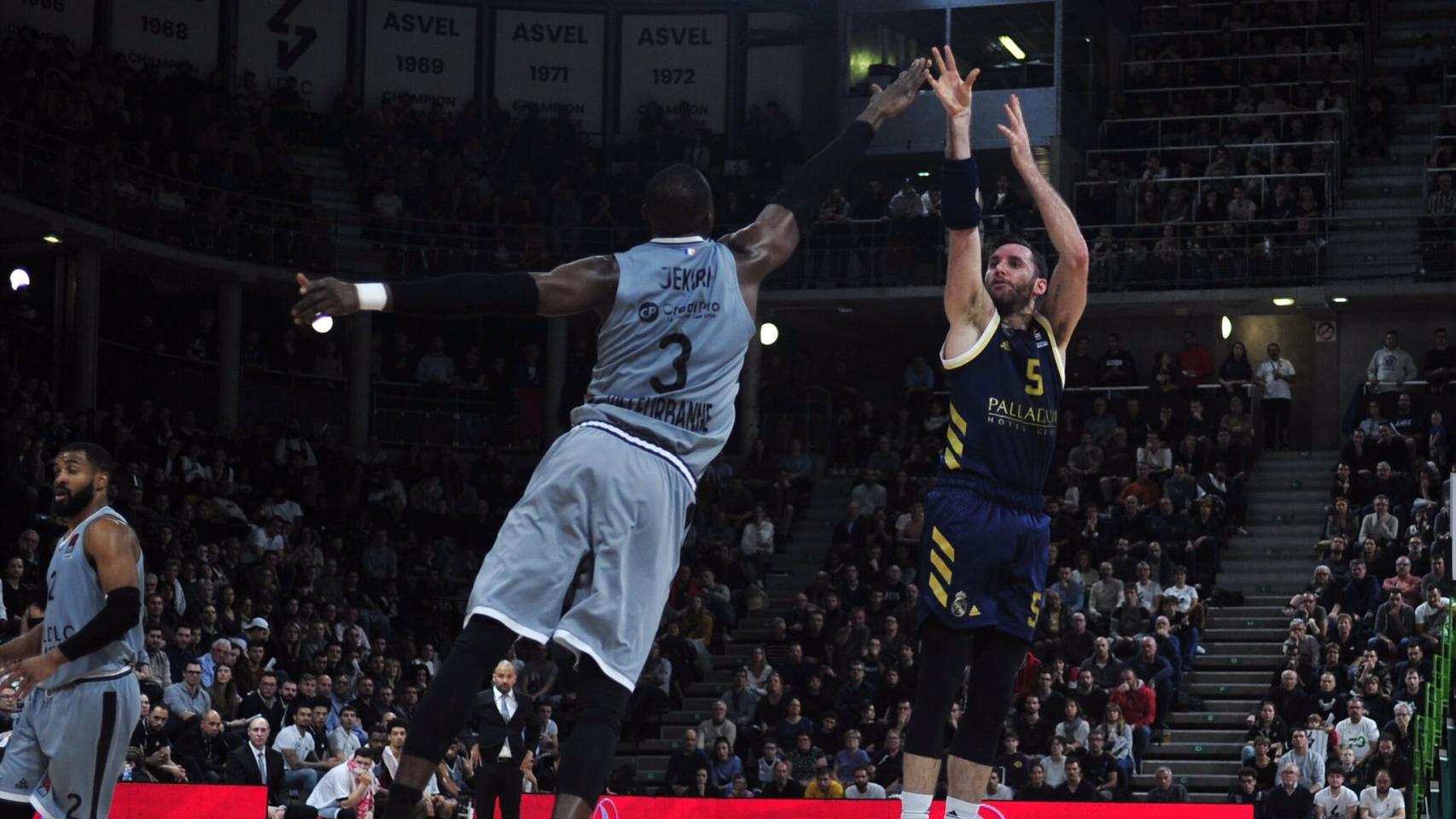 Rudy Fernández lanza de tres en el partido de Euroliga entre Real Madrid y ASVEL Villeurbanne