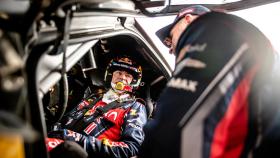 Carlos Sainz habla con Stéphane Peterhansel, su compañero en el equipo ‎X-Raid Mini JCW Team.