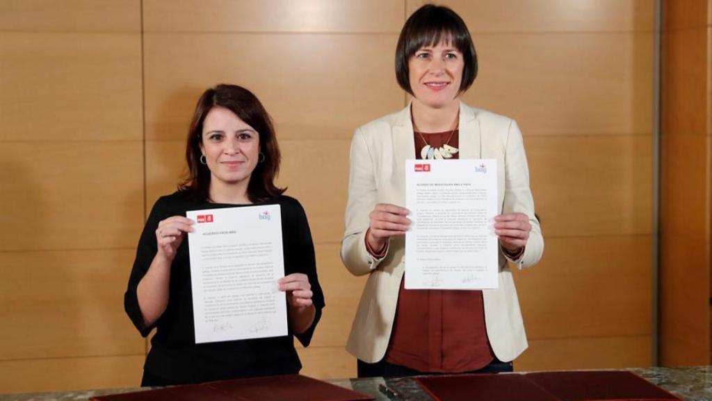 Ana Pontón y  Adriana Lastra tras firmar el acuerdo en el Congreso.