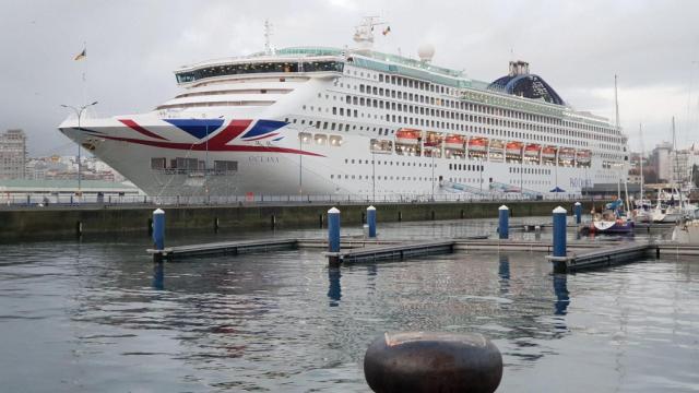 El Oceana ya está atracado en el muelle de A Coruña