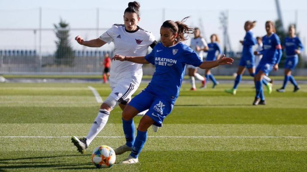 Las jugadoras del Tacón y del Sevilla pugnan por el balón