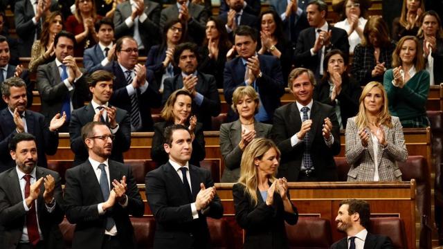 Pablo Casado recibe los aplausos de su bancada tras finalizar su intervención en el debate de investidura.